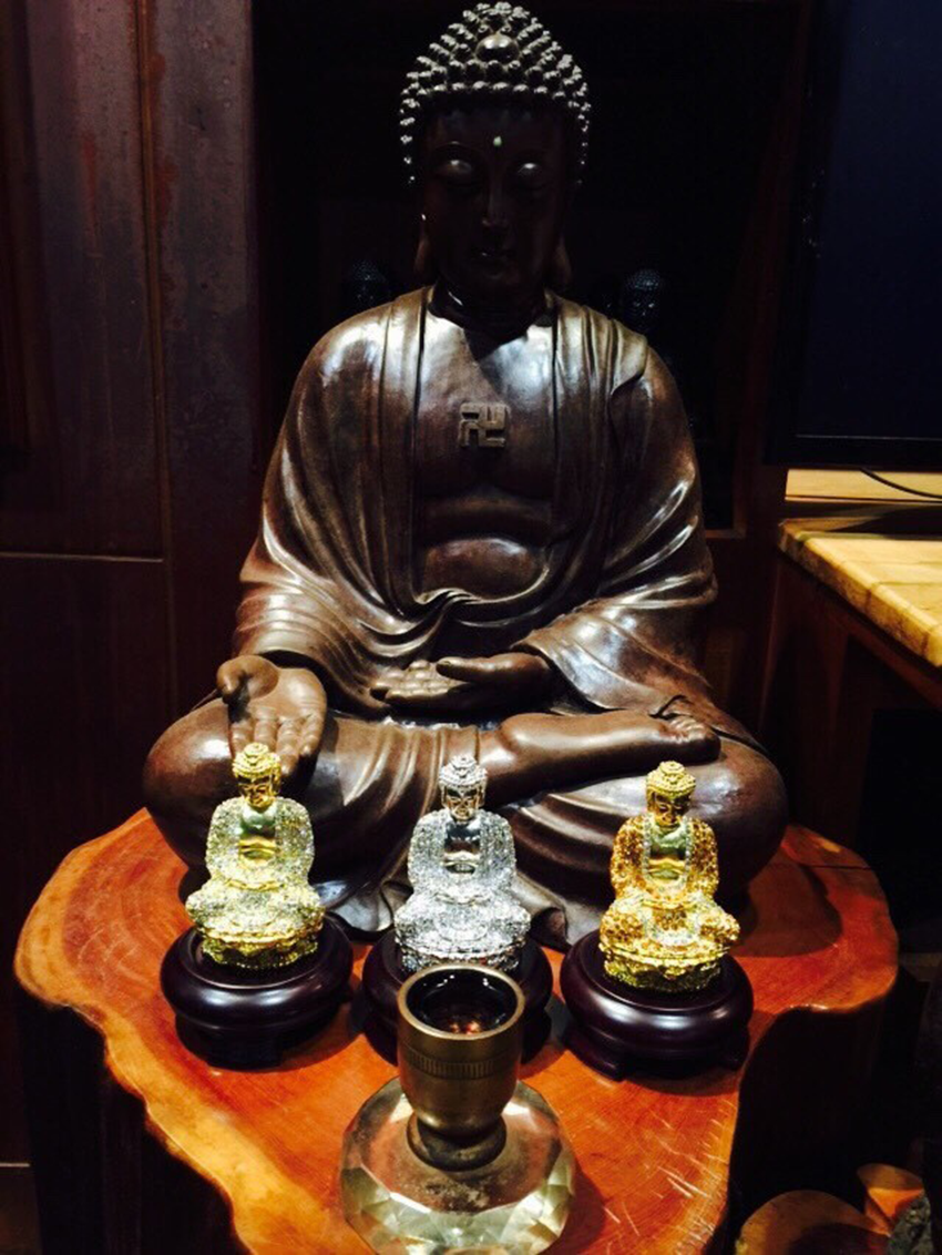 阿彌陀佛身金色 相好光明無等倫 四十八願渡眾生 九品咸令登彼岸