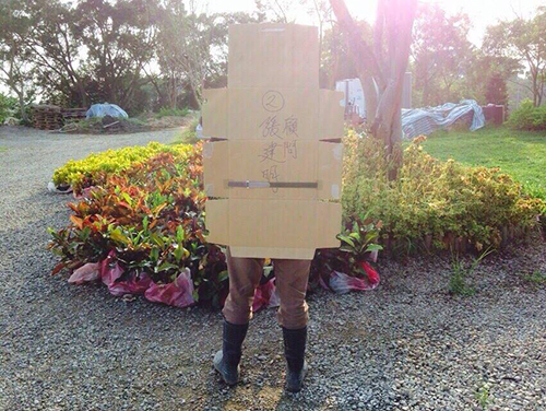 猶記去年此時,喜獲【彌陀博物大院】聖地之初,眼前只有一望無際的荒煙蔓草,難測深、不見廣,但憑一股發乎至善、利益眾生所誓弘願,一刻不肯荒怠地仔細規劃、精勤開墾;無論荷鋤於無所遮蔽的酷暑中、或在新竹著名九降風裡奔忙、甚至隆冬天寒風刺骨猶不得閒…至今不到一年光景,近五甲的廣闊土地竟也完工七、八成,迥異煥然之貌、電掣風馳之速,連專家都大開眼界、讚嘆不已! 每一日馬不停蹄唯恐天時不待人之急迫,每一步篳路藍縷只為造福後世之堅持,成就聖地裡每一朵花開、每一株樹栽,更包含佛祖最慈憫的關懷備至與肯定支持!這份鼓勵值得了再
