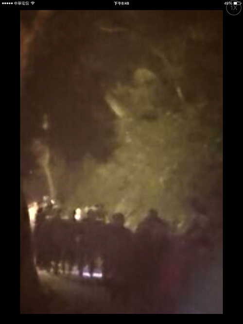 昨夜聖山出景非凡造 佛光滿滿星斗拱映照 要非佛子知恩相徒報 那得尊者示顏迴相了