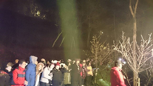昨夜聖山出景非凡造 佛光滿滿星斗拱映照 要非佛子知恩相徒報 那得尊者示顏迴相了