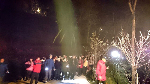 昨夜聖山出景非凡造 佛光滿滿星斗拱映照 要非佛子知恩相徒報 那得尊者示顏迴相了