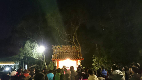 昨夜聖山出景非凡造 佛光滿滿星斗拱映照 要非佛子知恩相徒報 那得尊者示顏迴相了