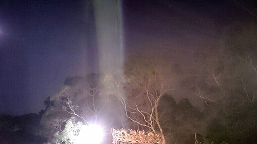 昨夜聖山出景非凡造 佛光滿滿星斗拱映照 要非佛子知恩相徒報 那得尊者示顏迴相了