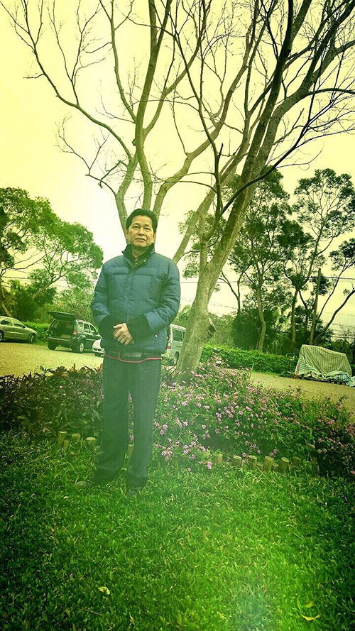 每次在夜晚遊聖山,縂有一道佛光如影隨行跟著教授行