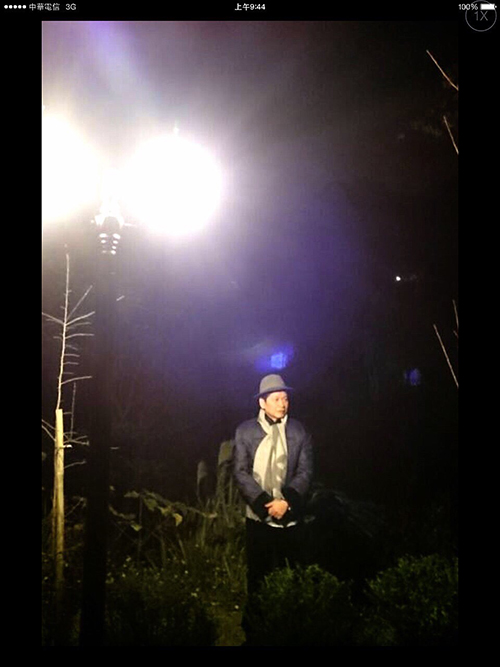 每次在夜晚遊聖山,縂有一道佛光如影隨行跟著教授行