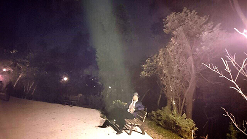 每次在夜晚遊聖山,縂有一道佛光如影隨行跟著教授行