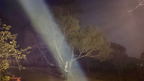 每次在夜晚遊聖山,縂有一道佛光如影隨行跟著教授行