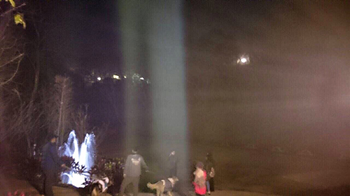 每次在夜晚遊聖山,縂有一道佛光如影隨行跟著教授行