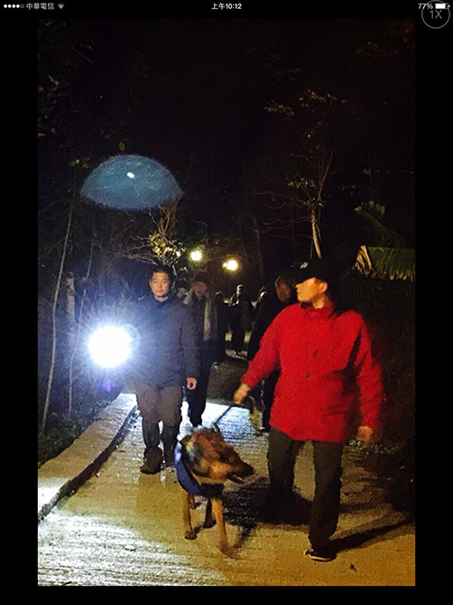 每次在夜晚遊聖山,縂有一道佛光如影隨行跟著教授行