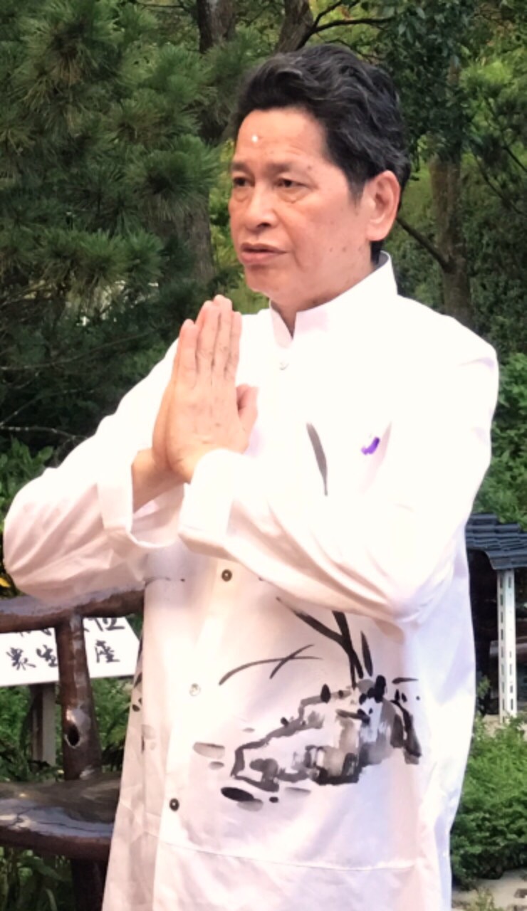佛軽合慈目,細審衆生之無明 天撥動轉輪,分判輪迴之續斷