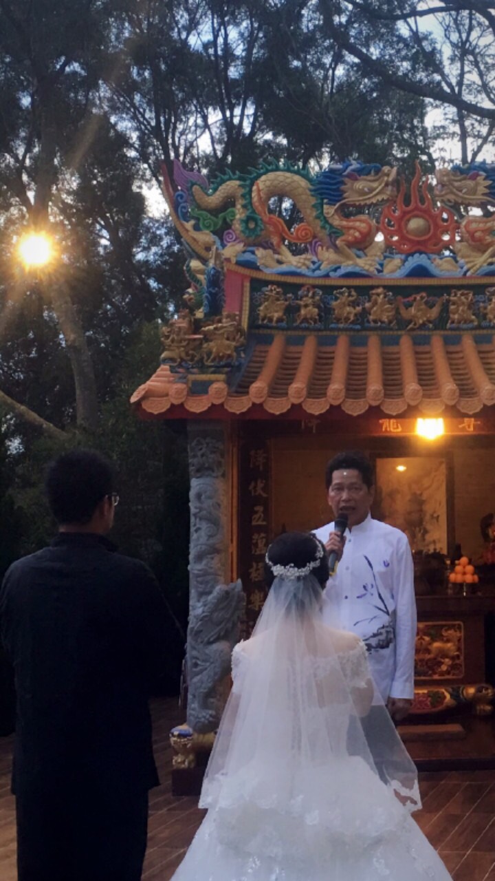 佛軽合慈目,細審衆生之無明 天撥動轉輪,分判輪迴之續斷