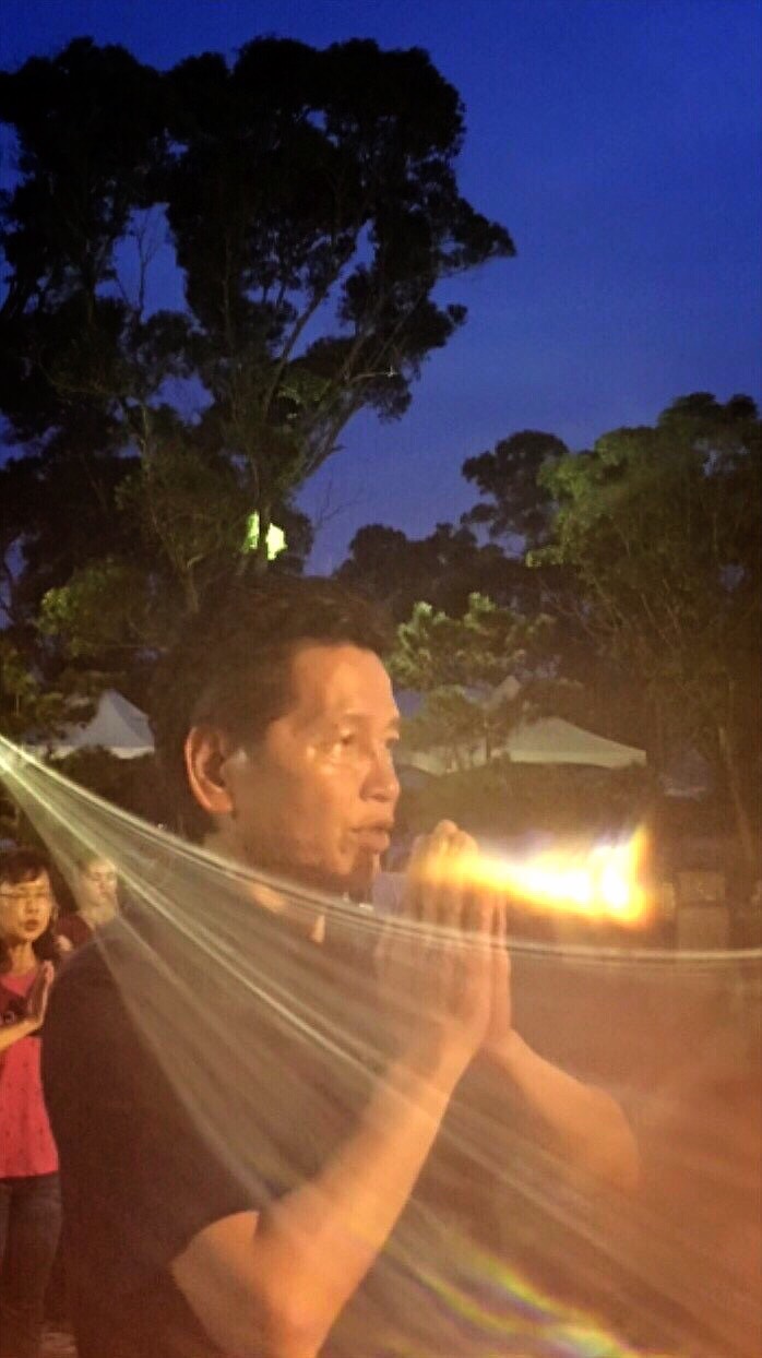 彌勒寶藍蓮花現前映合於(口燦蓮花),讚誦佛音聲紋成球。