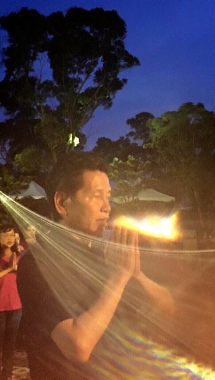 彌勒寶藍蓮花現前映合於(口燦蓮花),讚誦佛音聲紋成球。